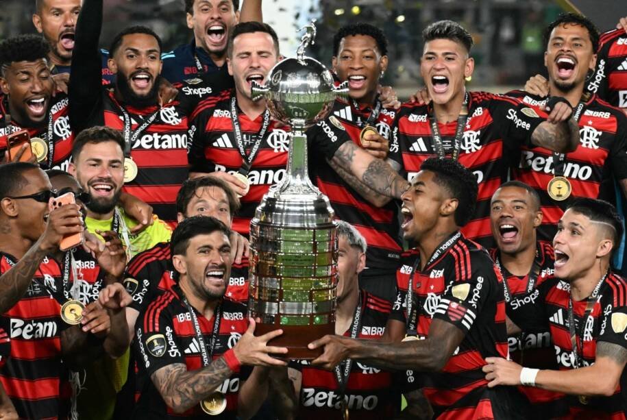 Flamengo conquista quatro títulos e briga pelo Bola de Ouro em Londres