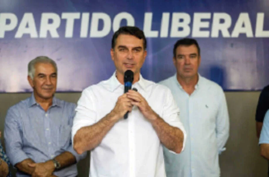 Flávio Bolsonaro acusa Flávio Dino de motivação política após operação da PF