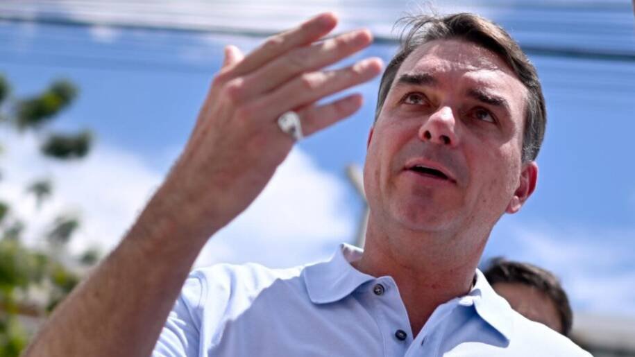 Flávio Bolsonaro afirma que Brasil 'está sem presidente' após reintegração de Rodrigues
