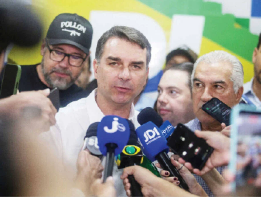 Flávio Bolsonaro cobra voto de Cármen Lúcia em julgamento sobre Moraes e gera tensão