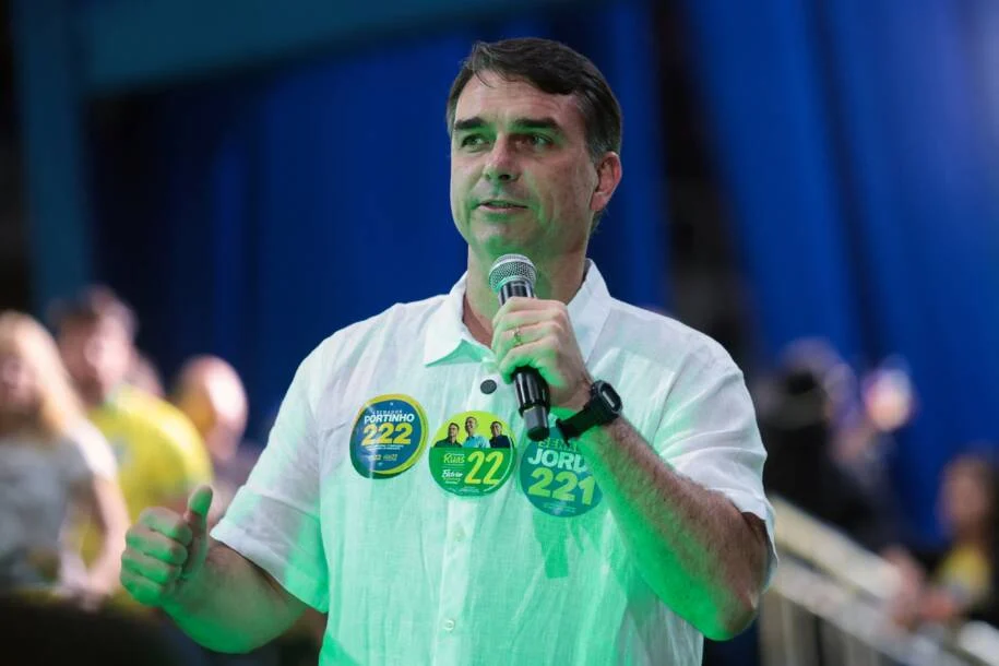 Flávio Bolsonaro critica Lula e defende impeachment de Moraes em Porto Alegre