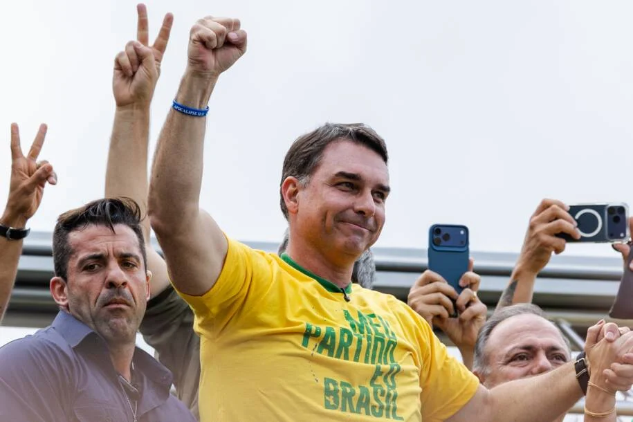 Flávio Bolsonaro critica reajuste do Bolsa Família a 17 dias das eleições