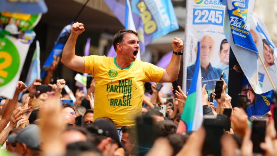 Flávio Bolsonaro defende afastamento de Alexandre de Moraes em sessão decisiva