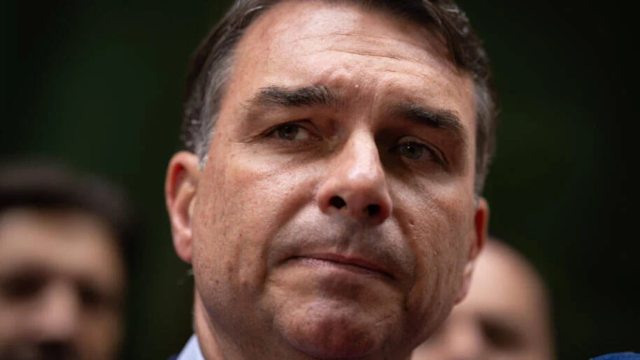 Flávio Bolsonaro desautoriza Zé Trovão e promete manter reajuste do Bolsa Família