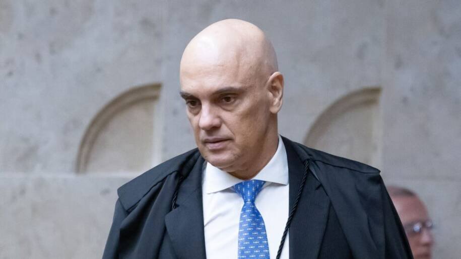Flávio Bolsonaro e Caiado exigem renúncia de Moraes após escândalo do Banco Master