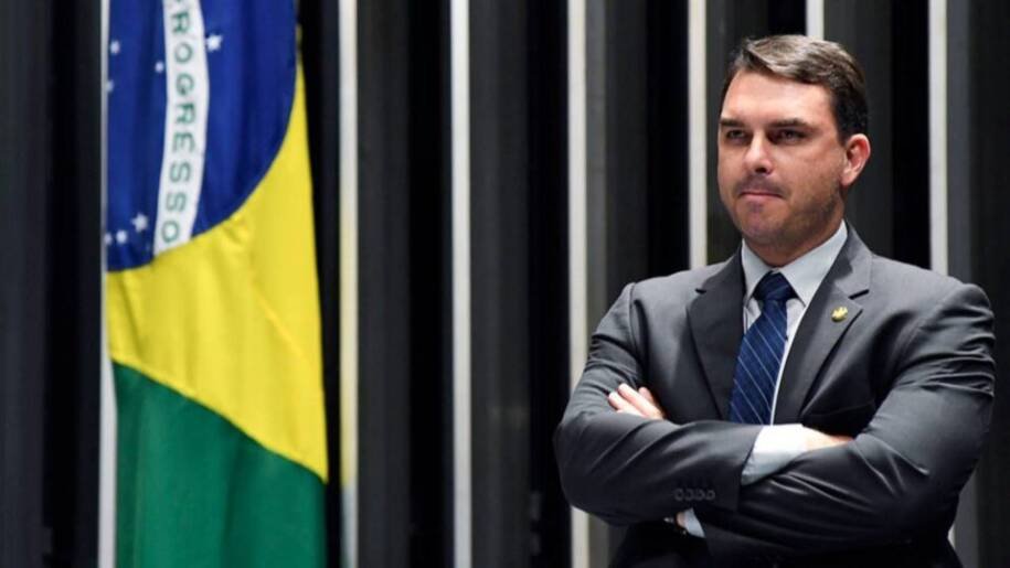 Flávio Bolsonaro interrompe campanha e defende jornada flexível em Brasília