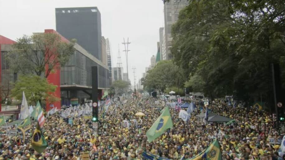 Flávio Bolsonaro lidera protestos massivos contra Lula e Moraes na Avenida Paulista