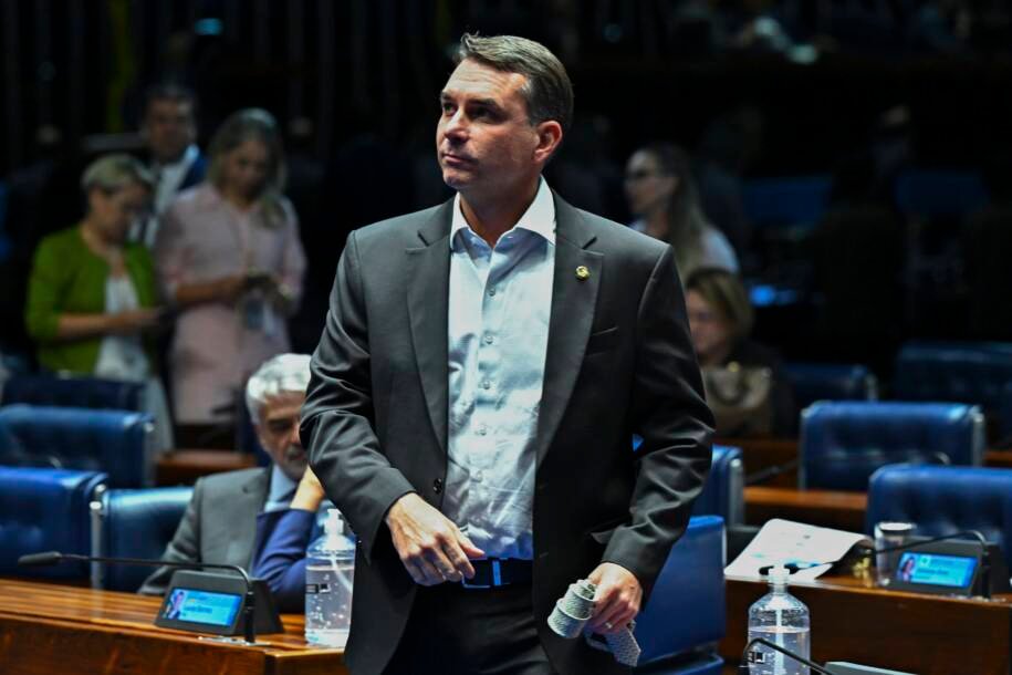 Flávio Bolsonaro pede impeachment de Moraes e critica Alcolumbre no Senado