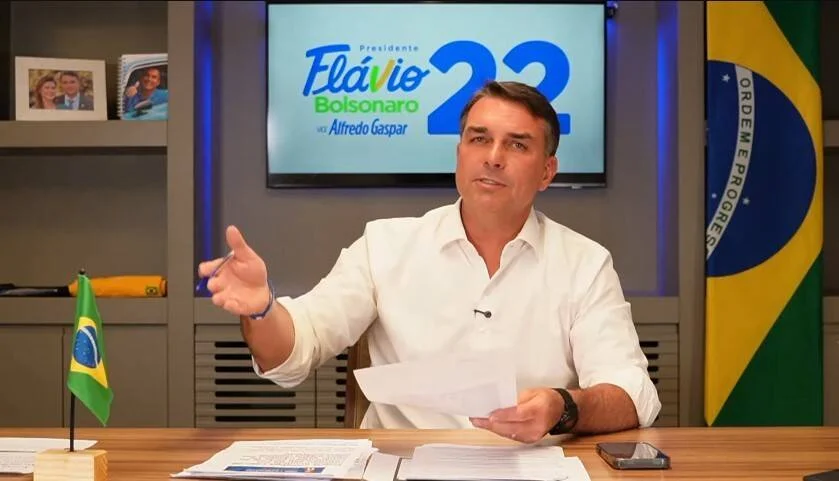 Flávio Bolsonaro pede investigação de Flávio Dino após operação da PF sobre ‘Dark Horse’