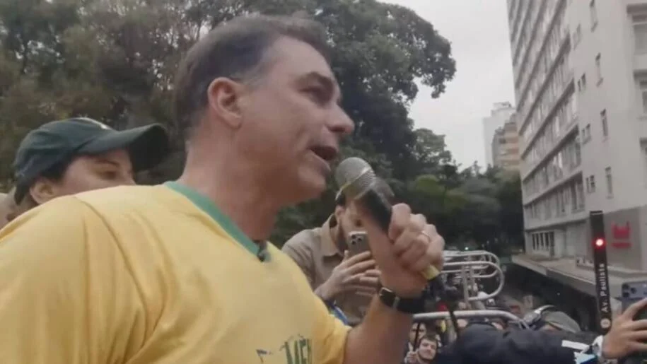 Flávio Bolsonaro promete guerra ao crime e critica Moraes em ato na Paulista