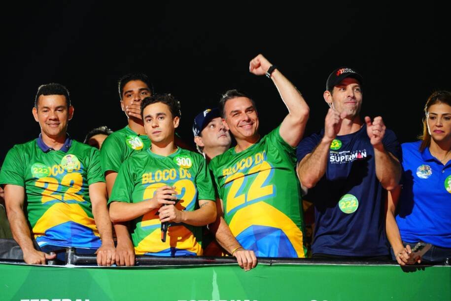 Flávio Bolsonaro promete vitória no primeiro turno e pai entrega faixa presidencial