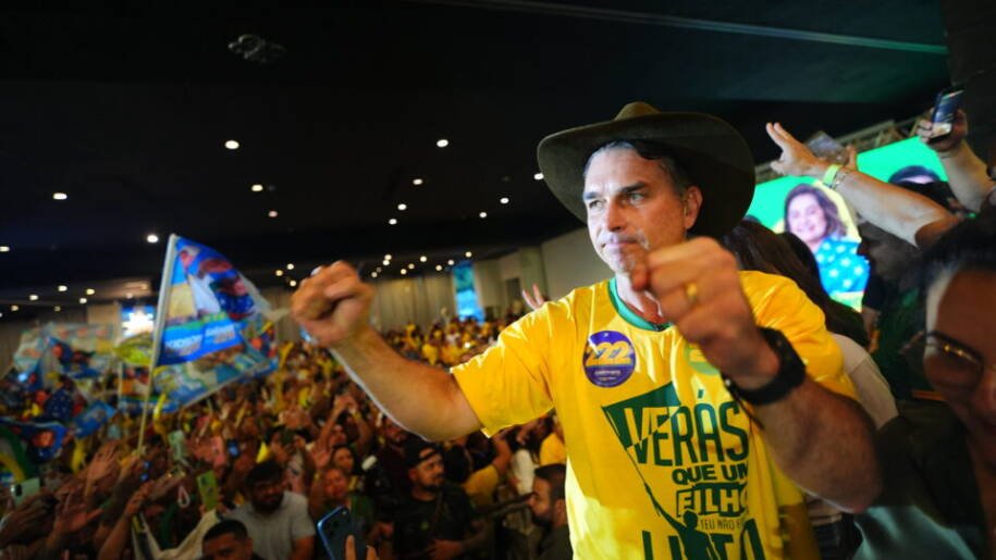 Flávio Bolsonaro recruta fiscais para urnas eletrônicas e critica eleições de 2022