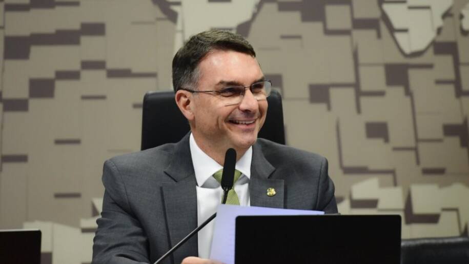 Flávio Bolsonaro supera Lula em pesquisas e acirra disputa para 2026