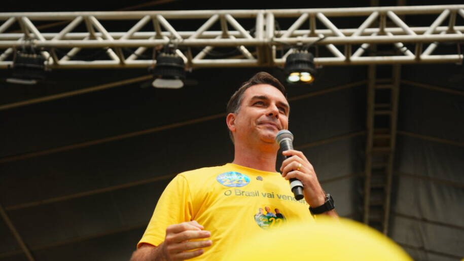 Flávio Bolsonaro usa crise do STF para desgastar Lula em campanha eleitoral acirrada