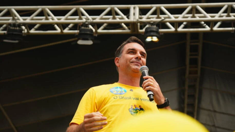 Flávio Bolsonaro usa crise do STF para desgastar Lula em campanha eleitoral acirrada