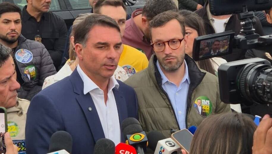 Flávio Bolsonaro visita Filipe Martins na prisão e critica Moraes por perseguição