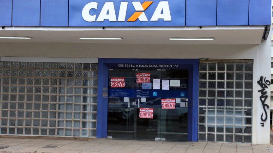 Funcionários da Caixa decidem hoje sobre proposta que pode encerrar greve histórica