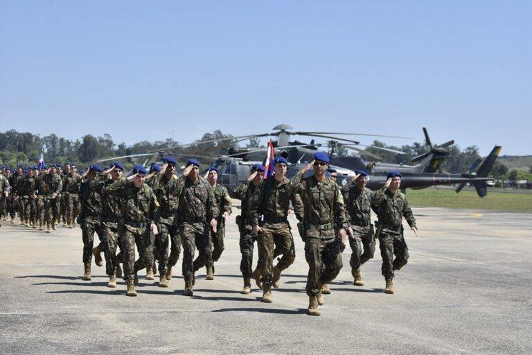 General Tomás Paiva comanda cerimônia de 40 anos da Aviação do Exército em Taubaté