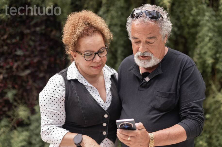 Google revela 11 recursos para proteger idosos de golpes no celular