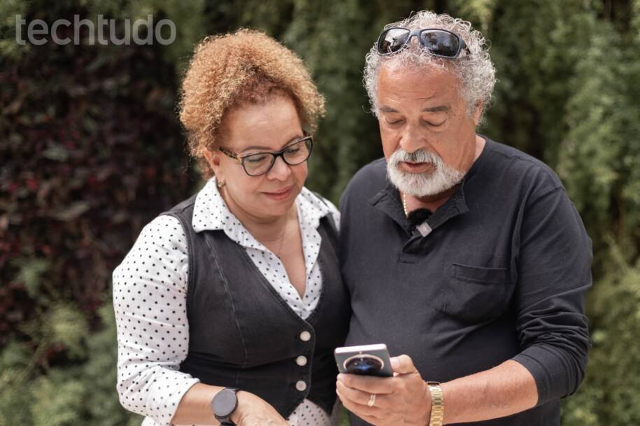 Google revela 11 recursos para proteger idosos de golpes no celular