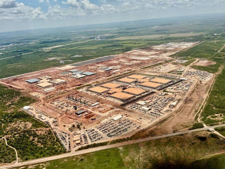 Governador Greg Abbott defende restrições a data centers no Texas e gera polêmica