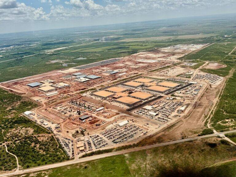 Governador Greg Abbott defende restrições a data centers no Texas e gera polêmica