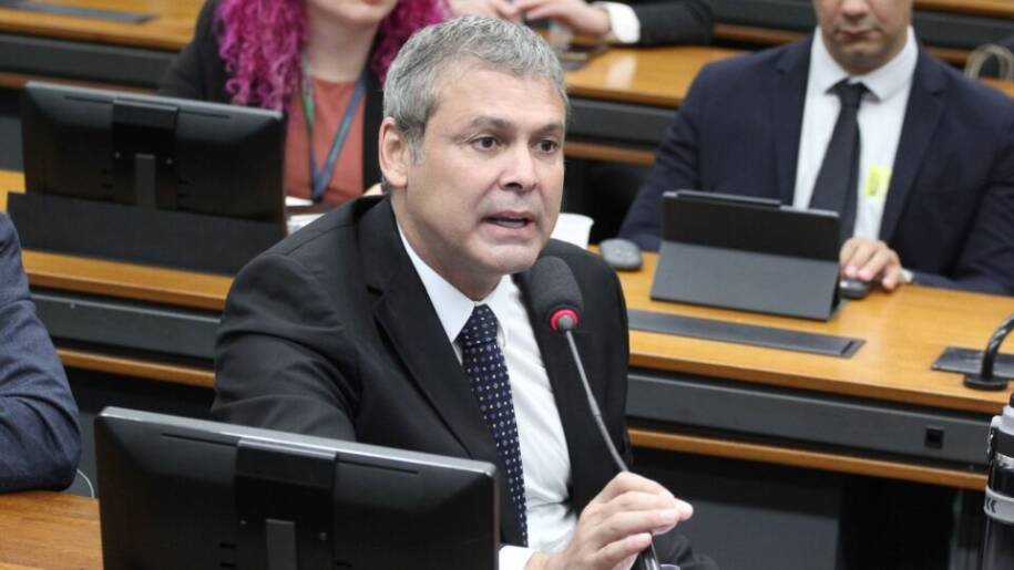 Governistas exigem retirada de sigilo do caso Dark Horse e questionam Mendonça