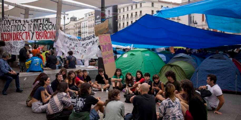 Governo de esquerda condena despejo de Maricarmen Abascal em Madri e provoca protestos