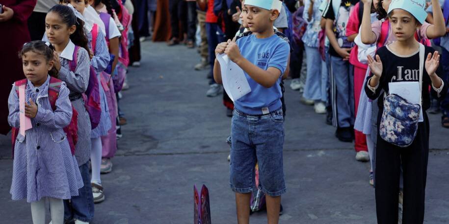 Governo de Gaza permite retorno às aulas, mas 660 mil alunos ainda sofrem