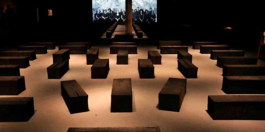 Grada Kilomba revela marcas do tráfico de escravizados em instalação no Sesc Pompeia