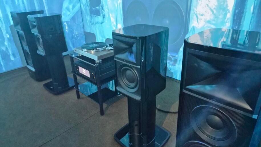 Harman lança JBL Summit e Revel Performa4 com preços que chocam o Brasil