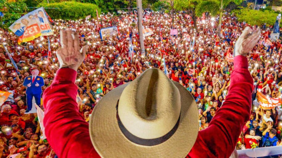 Janja da Silva interrompe abraço de eleitora com Lula em ato no Ceará e gera polêmica