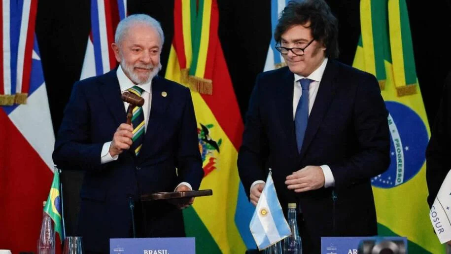Javier Milei critica Lula e expõe déficit fiscal do Brasil em gráfico alarmante