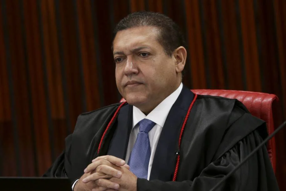 Kassio Nunes Marques mantém propaganda de Lula e rejeita defesa de Flávio Bolsonaro