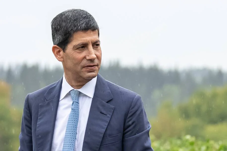 Kevin Warsh revela que Fed pode aumentar juros para controlar inflação alta