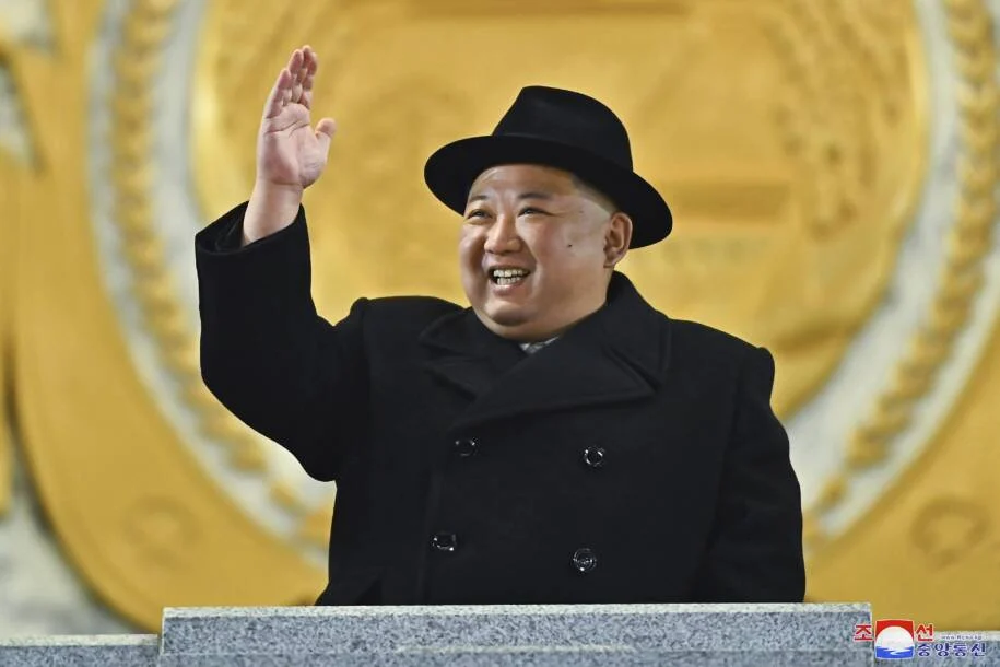 Kim Jong-un revela novo contratorpedeiro Kang Kon como parte de resposta nuclear
