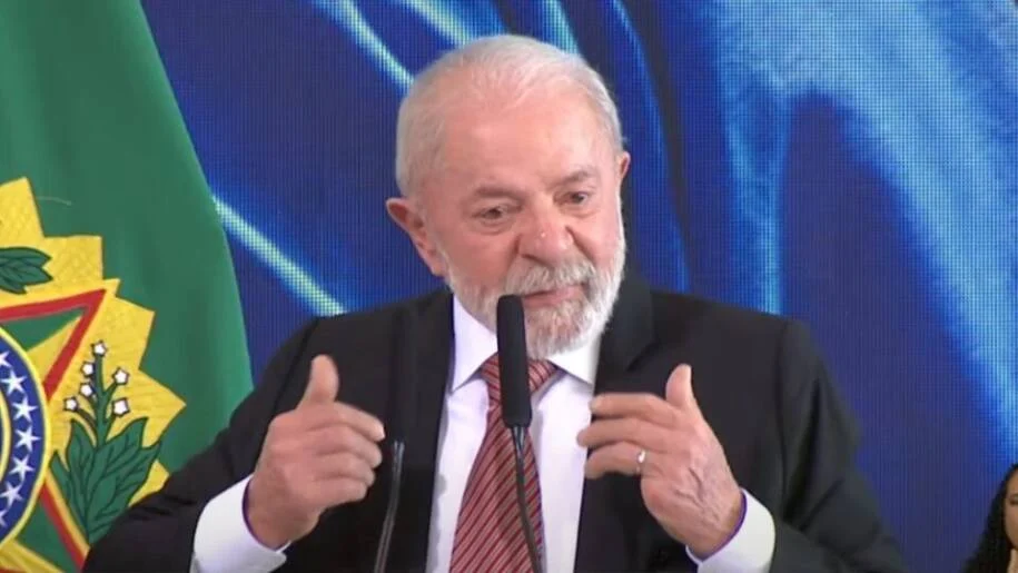 Lula afirma a pastores que igrejas não devem fazer política e pede apoio