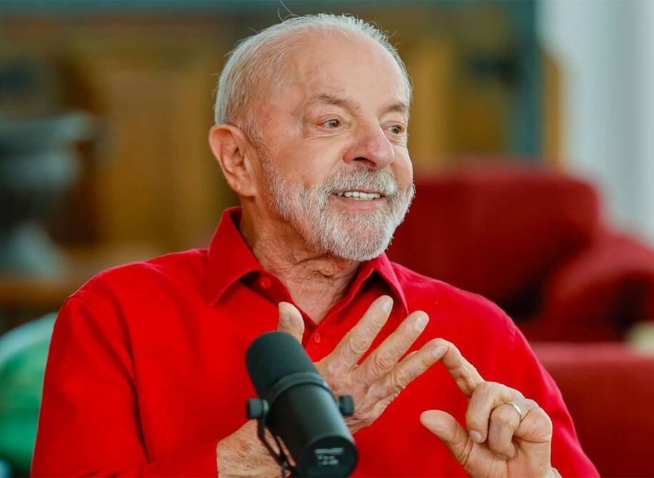 Lula anuncia aumento de 15% no Bolsa Família e gera críticas de Flávio Bolsonaro