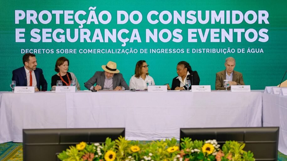 Lula assina decretos que transformam venda de ingressos e garantem água em eventos