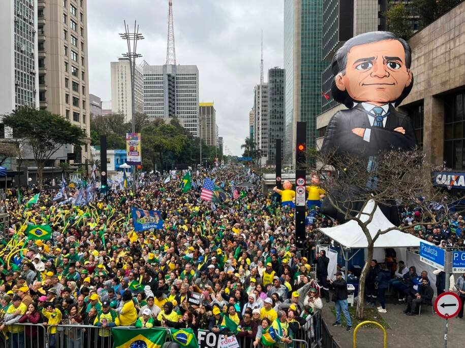 Lula defende fim da jornada 6×1 enquanto Flávio Bolsonaro exibe atos do 7 de Setembro