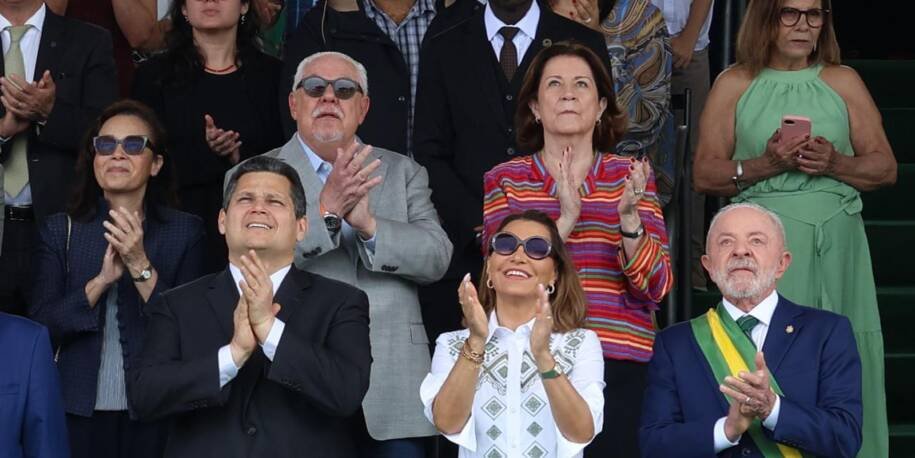 Lula e Alckmin lideram desfile cívico-militar em Brasília com temas polêmicos