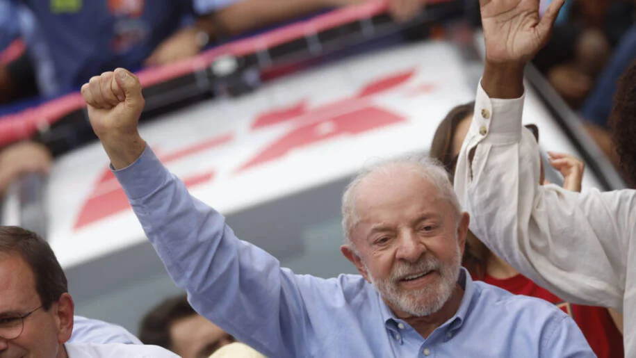 Lula executa música ‘Nossa Senhora’ em comício enquanto Flávio Bolsonaro nega polêmica