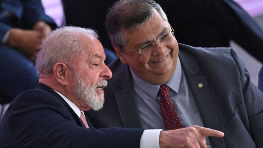 Lula liga para Flávio Dino antes de sancionar lei e Flávio Bolsonaro questiona: 'Subordinado?'