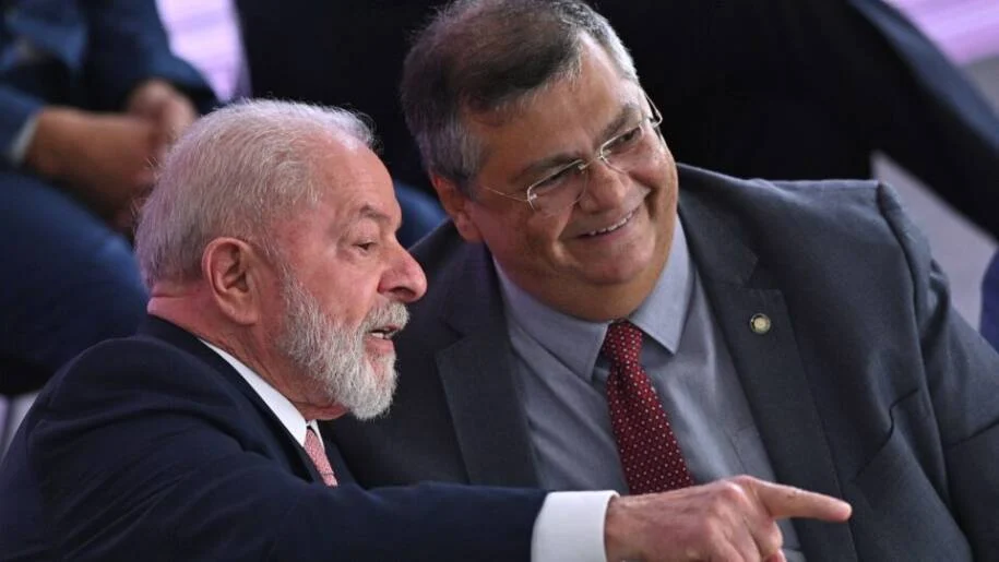 Lula liga para Flávio Dino antes de sancionar lei e Flávio Bolsonaro questiona: ‘Subordinado?’
