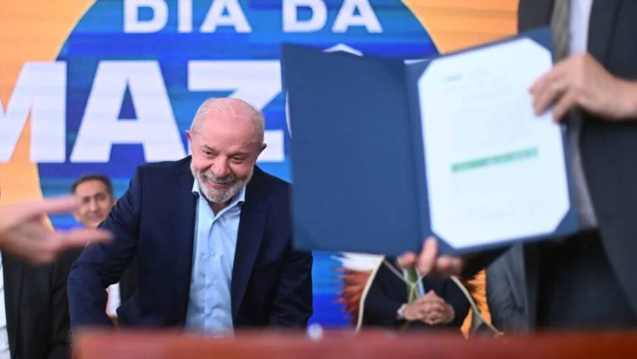 Lula sanciona isenção da ‘taxa das blusinhas’ após pressão de Arthur Lira