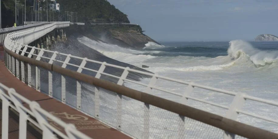 Marinha do Brasil alerta para ressaca e fecha ciclovia Tim Maia no Rio