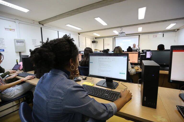 Ministério da Educação libera bolsas de R$ 1.050 para futuros professores até 2026