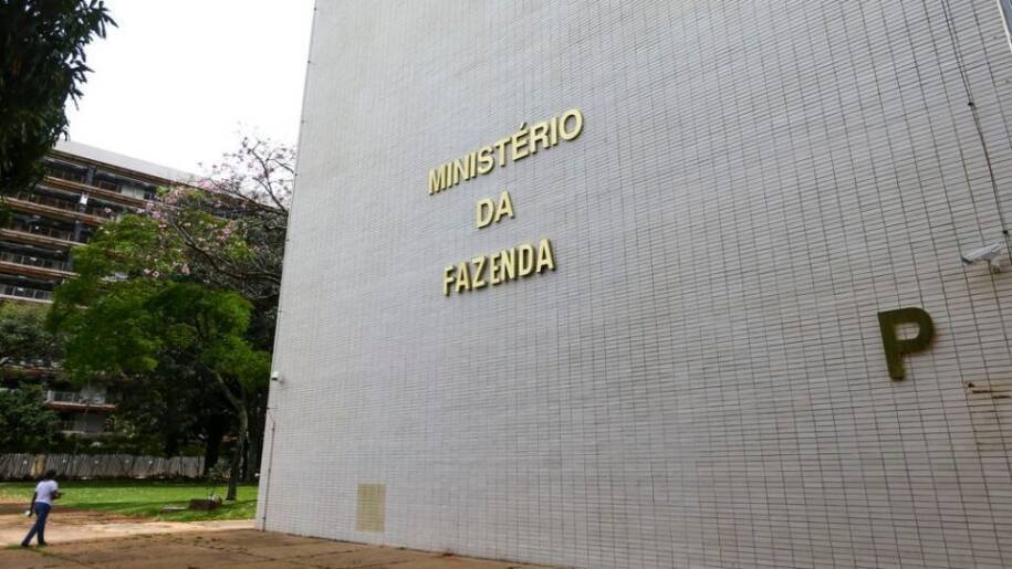 Ministério da Fazenda reduz previsão de crescimento do PIB e aponta riscos econômicos