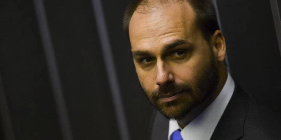 Ministério da Justiça demite Eduardo Bolsonaro após abandono de cargo na PF