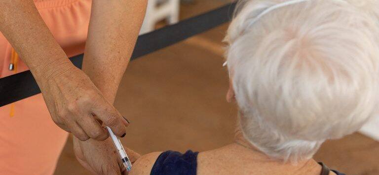 Ministério da Saúde inicia vacinação com pneumo20 para idosos acima de 85 anos